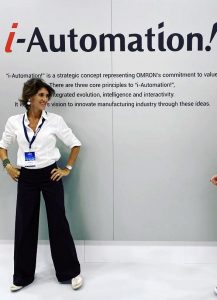 Omron produzione flessibile automazione armonizzata Innovation Lab Chiara Rovetta