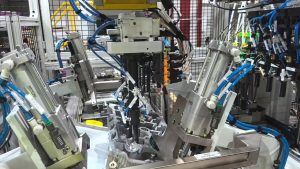 Comau linea assemblaggio produzione EV Li Auto automazione avanzata flessibile SmartCell