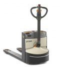 Crown transpallet elettrico compatto movimentazione materiali spazi ridotti