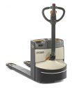 Crown, protagonista a livello mondiale nelle soluzioni di movimentazione dei materiali, ha ricevuto il Premio iF Design 2026 nella categoria Product design per il transpallet elettrico della Serie WJ 50. Nel corso di un processo di valutazione articolato in più tappe, il transpallet elettrico Serie WJ 50 è stato analizzato, tra gli altri fattori, in termini di concetto, forma, funzione, innovazione e sostenibilità. La Serie WJ 50 di Crown, dotata di una batteria agli ioni di litio V-Force da 48 V, si è contraddistinta per la sua efficienza energetica nonché per il design sostenibile incentrato sull'operatore. Il riconoscimento pone Crown fra i migliori modelli delle oltre 10.000 candidature provenienti da 68 Paesi. Secondo gli organizzatori, il Premio iF Design è considerato come un sigillo di qualità a livello globale in termini di eccellenza del design ed è uno dei maggiori concorsi mondiali di design. I transpallet elettrici della Serie WJ 50 di Crown sono ideali per l'utilizzo nelle operazioni di commercio all’ingrosso e al dettaglio, nel trasporto su camion e nelle consegne a bordo strada. Grazie al design compatto e all’estrema maneggevolezza, la nuova Serie WJ 50 di Crown stabilisce nuovi standard per le operazioni in spazi ristretti. Crown ha già ricevuto l'ambito premio per il transpallet elettrico della Serie WP 3010, il commissionatore della Serie WAV 60, il transpallet con operatore a bordo della Serie RT 4000 e la tecnologia di commissionamento QuickPick Remote.